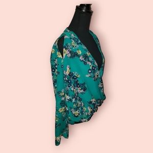 💖Maurices Floral low-cut Peekaboo shoulder blouse (Size Medium)